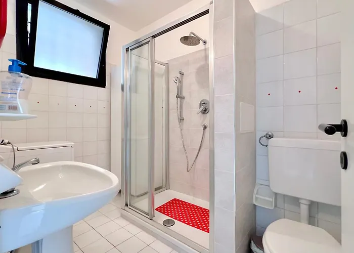 Bilocale Con Piscina Condominiale Varazze